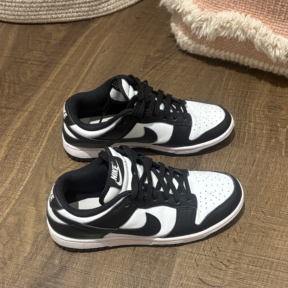 Nike Men's Black and White Low-Top Sneakers